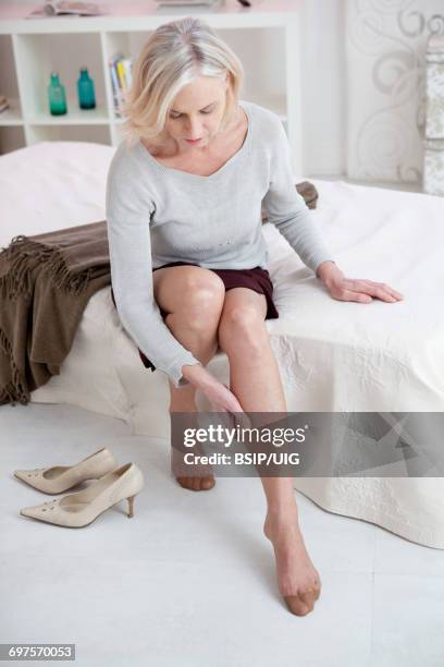 leg pain in a senior - high heels pain stock pictures, royalty-free photos & images