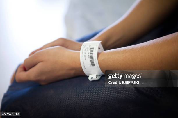 outpatient surgery - braccialetto di identificazione foto e immagini stock