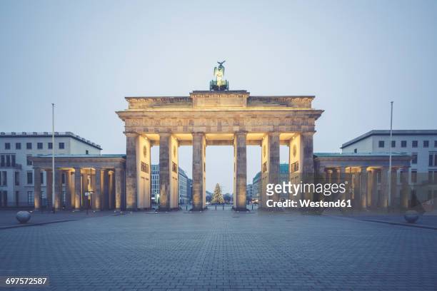 germany, berlin, brandenburg gate, place of march 18 at christmas time - berlin winter stockfoto's en -beelden