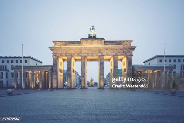 germany, berlin, brandenburg gate, place of march 18 at christmas time - winter berlin bildbanksfoton och bilder