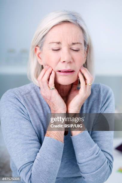 elderly person with a toothache - bruxism stockfoto's en -beelden