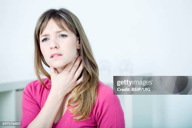 woman with sore throat - throat pain stock pictures, royalty-free photos & images