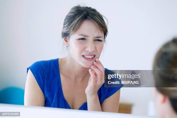 woman with a toothache - bruxism stockfoto's en -beelden