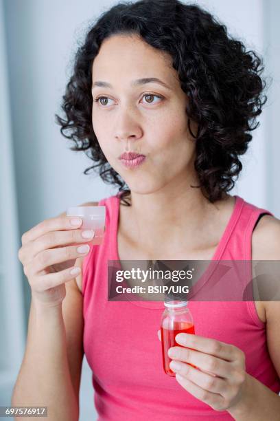 dental hygiene, woman - mundspülung stock-fotos und bilder