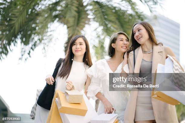 vrouwen vrienden uit om te winkelen in de straten van de stad van bangkok - asian luxury lifestyle stockfoto's en -beelden