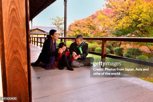 japanese family appreciating japanese autumn foliage at tofuku-ji, kyoto - jardim de tofukuji honbo imagens e fotografias de stock