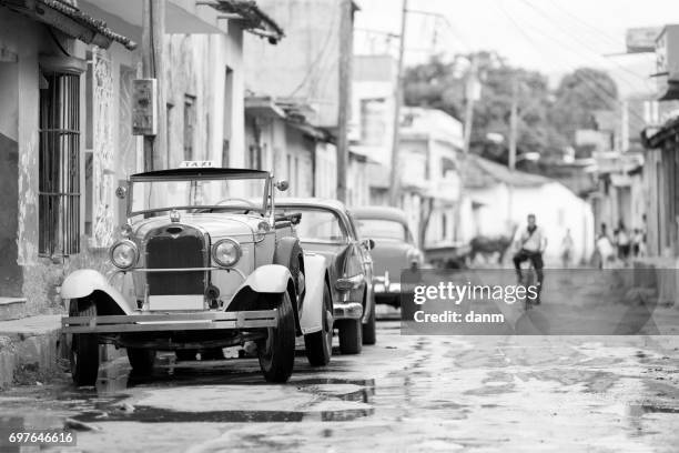 old convertible car on street of trinidad, cuba - pinar del rio stock-fotos und bilder