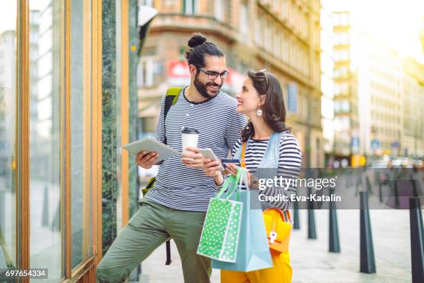 summer shopping - couple smartphone happy stock pictures, royalty-free photos & images