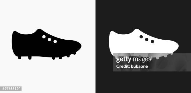 stollen-symbol auf schwarz-weiß-vektor-hintergründe - fußballschuh stock-grafiken, -clipart, -cartoons und -symbole