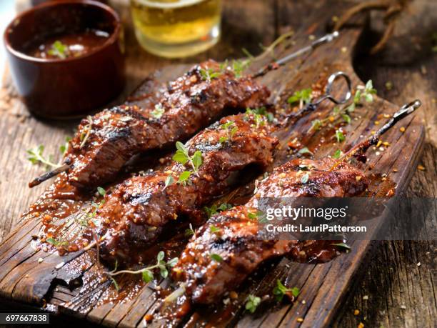 bbq steak spiesjes - rundvlees stockfoto's en -beelden