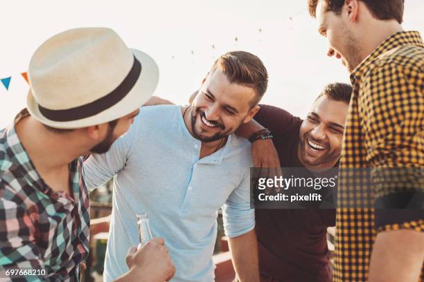四個傢伙開心 - 男性告別單身派對 個照片及圖片檔