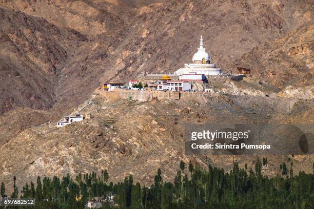 shanti stupa in leh, ladakh, india - tempel shanti stupa stock-fotos und bilder