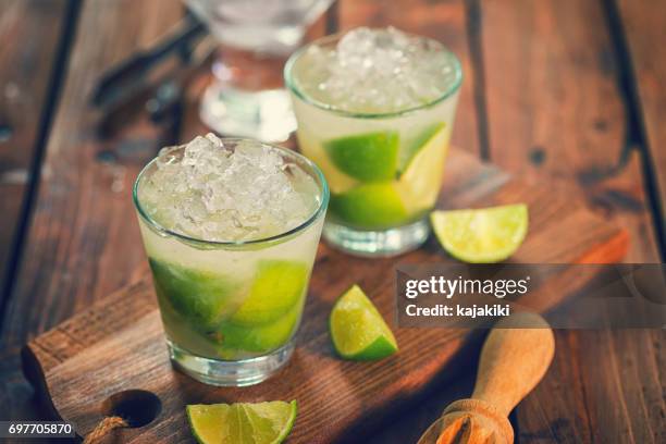 zoete en verfrissende drankje caipirinha cocktail - crushed ice stockfoto's en -beelden