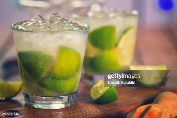 zoete en verfrissende drankje caipirinha cocktail - crushed ice stockfoto's en -beelden