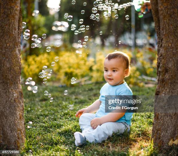 Baby Junge spielen mit Seifenblasen