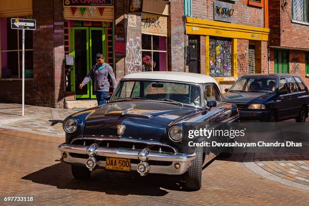 bogotá, colombia - trafik kör ner en smal gata i det historiska distriktet la candelaria i den andinska huvudstaden - mercury monterey bildbanksfoton och bilder