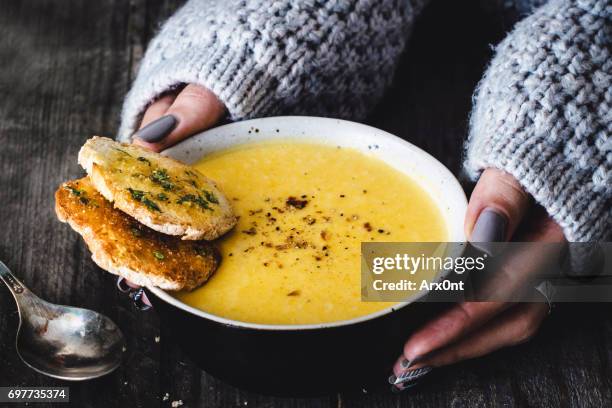 carrot pumpkin cream soup with garlic bread - sopa de verduras fotografías e imágenes de stock