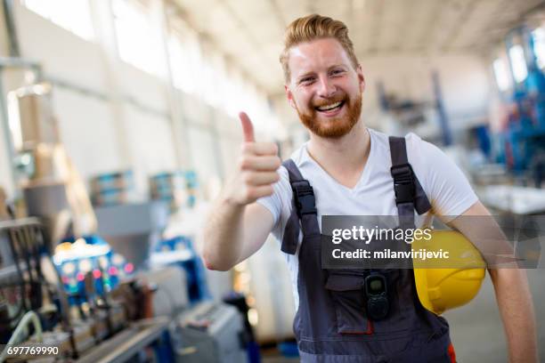 fabrieksarbeider houden duimen - thumbs up stockfoto's en -beelden