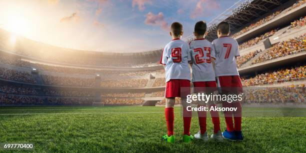 fútbol los niños jugador hace un tiro libre - supporter foot fotografías e imágenes de stock