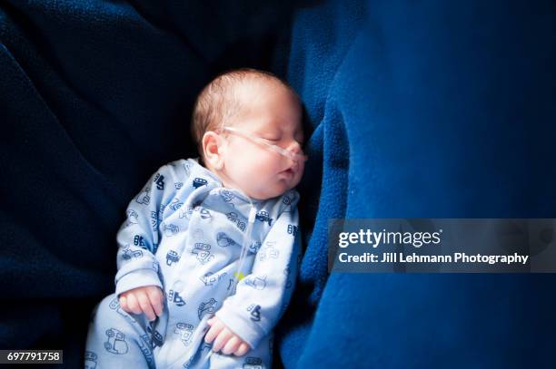 premature baby comes home on oxygen - ventilador equipo respiratorio fotografías e imágenes de stock