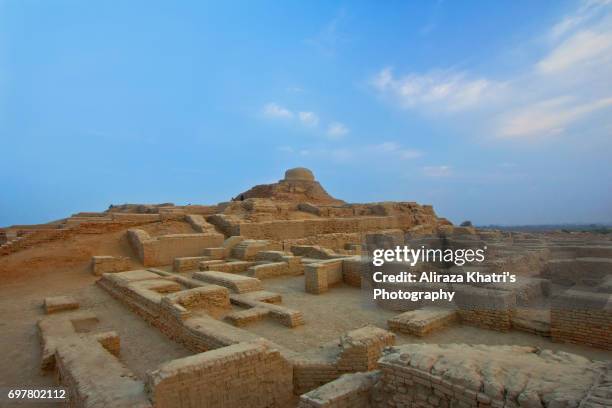 the remains of meon jo daro ancient civilizations - indus valley stock pictures, royalty-free photos & images