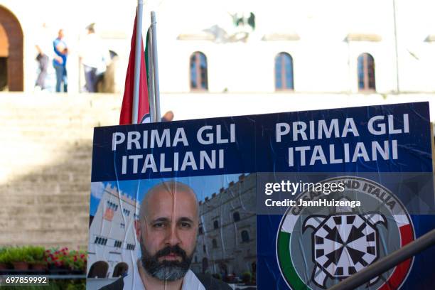 todi, umbrië, italië: politieke rally voor "prima gli italiani" - political rally stockfoto's en -beelden