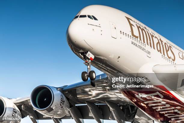 airbus a380 van emirates airline - airbus a380 stockfoto's en -beelden