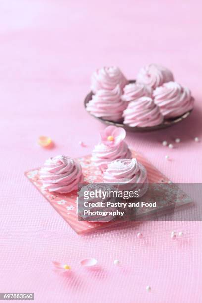 raspberry zephyr (russian zefir - marshmallow) - zephyros stock-fotos und bilder