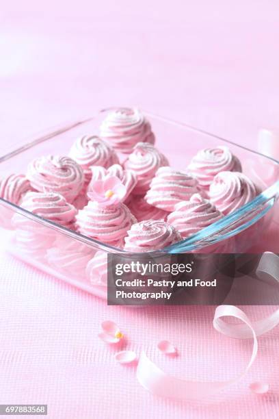 raspberry zephyr (russian zefir - marshmallow) - zephyros stock-fotos und bilder