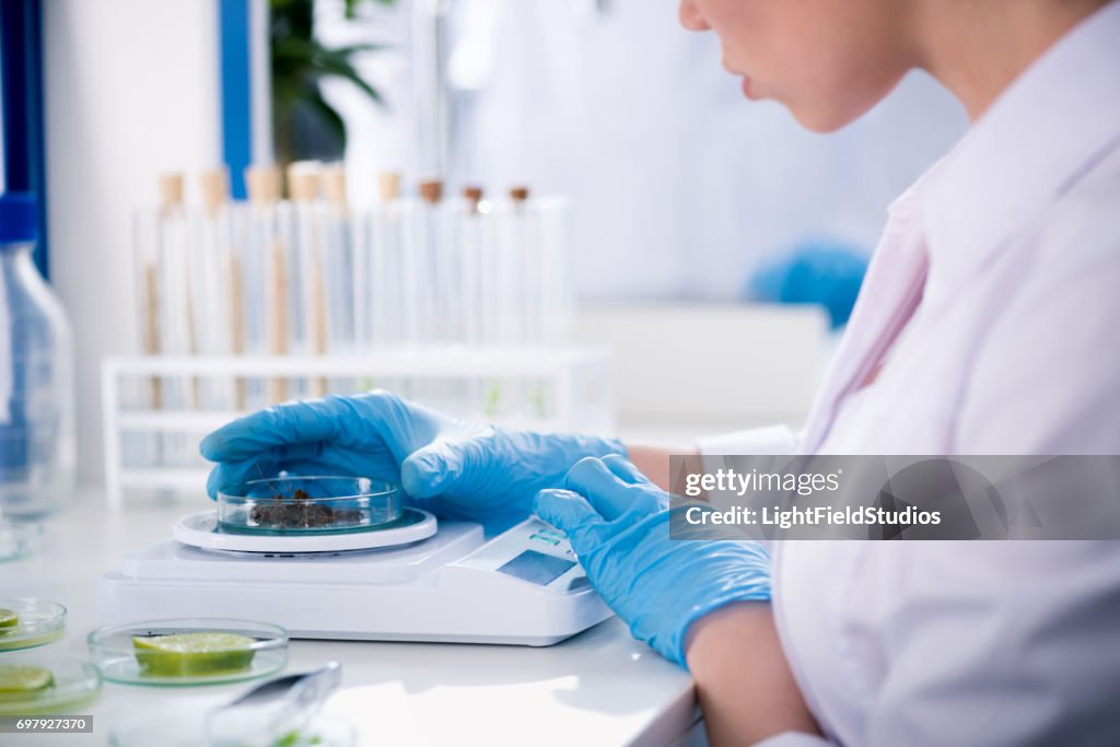在現代生物實驗室工作期間的女科學家