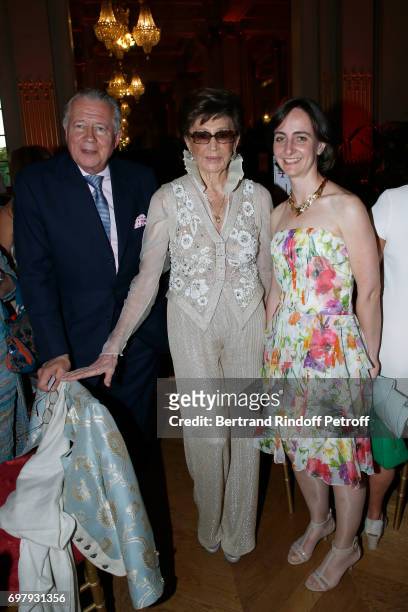 Countess Jacqueline de Ribes standing between her son Count Jean de Ribes and guest attend the "Societe ses Amis du Musee d'Orsay" : Dinner Party at...