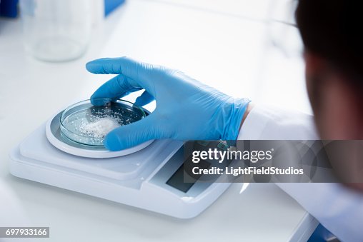 Wetenschapper tijdens werkzaamheden op moderne biologische laboratorium Wetenschapper tijdens werkzaamheden op moderne biologische laboratorium