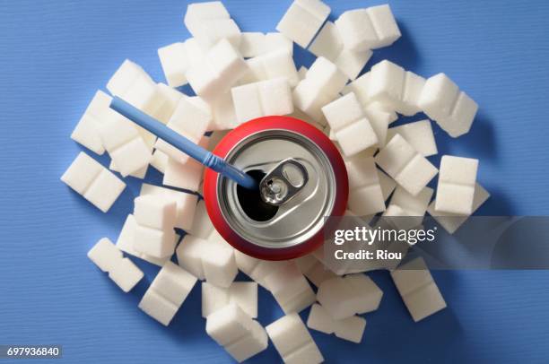 sugar and soda - rietje los stockfoto's en -beelden