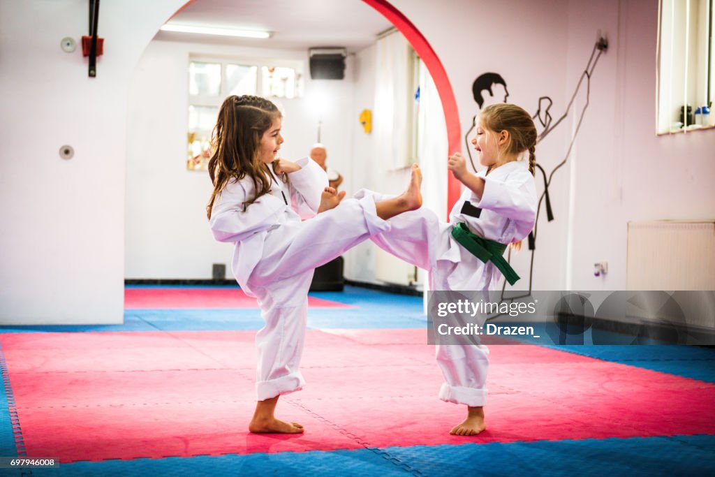 Niedlichen Mädchen auf Taekwondo training