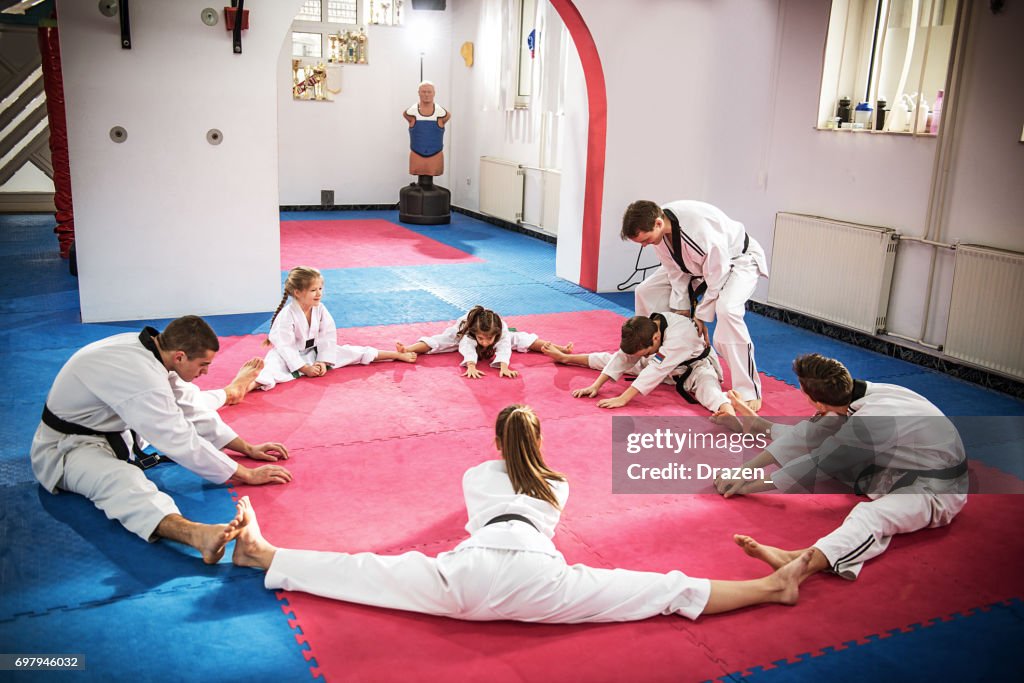 Instructeur de taekwondo exerce avec son groupe