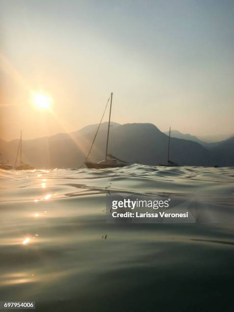 sailboat on lake garda at sunset, italy - larissa veronesi - fotografias e filmes do acervo