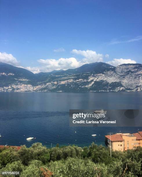 ferry on lake garda, italy - larissa veronesi stockfoto's en -beelden