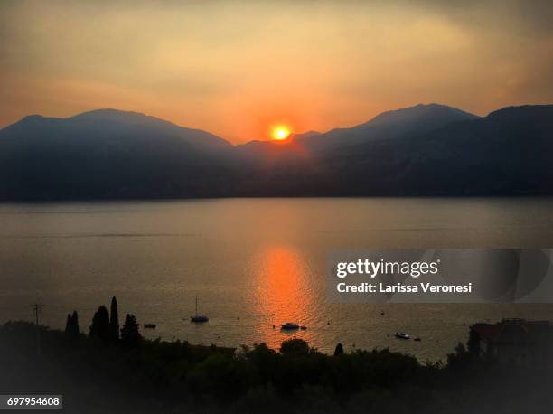 sunset at lake garda, italy - larissa veronesi stockfoto's en -beelden