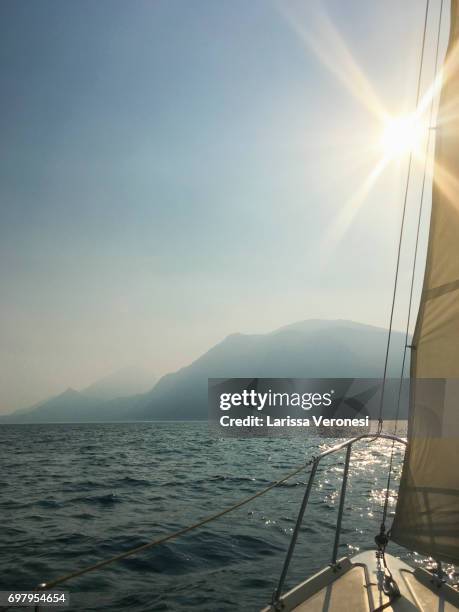 sailing on lake garda, italy - larissa veronesi stockfoto's en -beelden