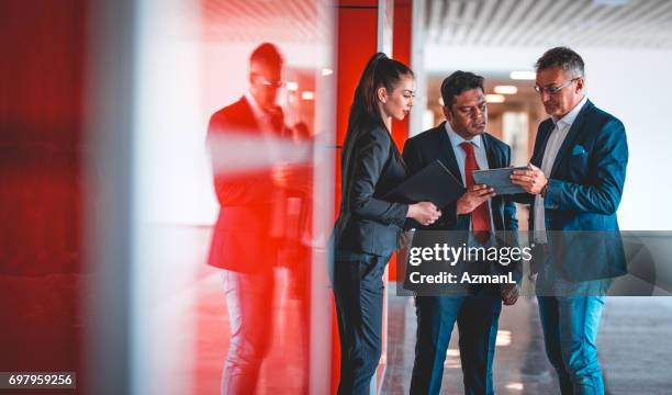 are you sure about this company? - vermelho imagens e fotografias de stock