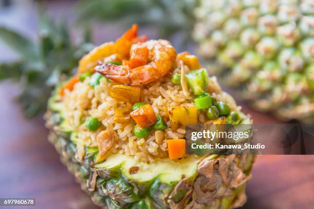 thailändische ananas gebratener reis - fried rice stock-fotos und bilder