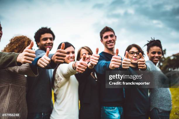 glück freunde daumen hoch für sieg - democratie stock-fotos und bilder