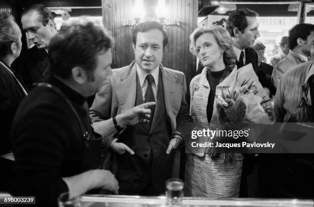 Bernadette Chirac and politician Jean Tiberi visiting a cafe with mayoral candidate Jacques Chirac during his campaign to be elected Mayor of Paris,...