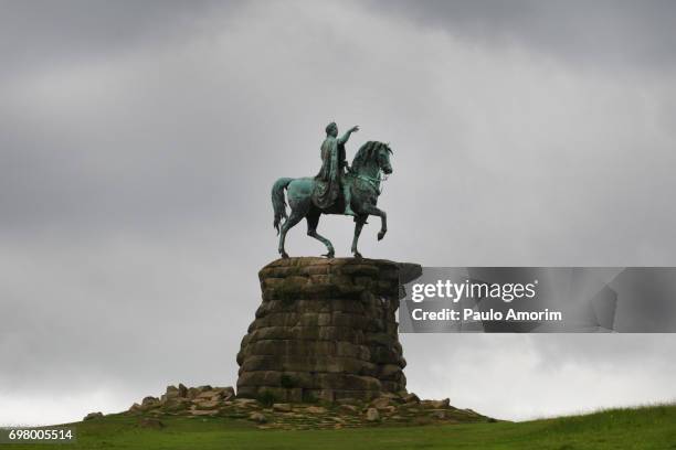 the copper horse statue at windsor great park,england - koning george iv van het verenigd koninkrijk stockfoto's en -beelden