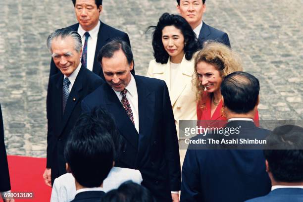 Australian Prime Minister Paul Keating and his wife Annita van Iersel attend the welcome ceremony with Japanese Prime Minister Tomiichi Murayama at...