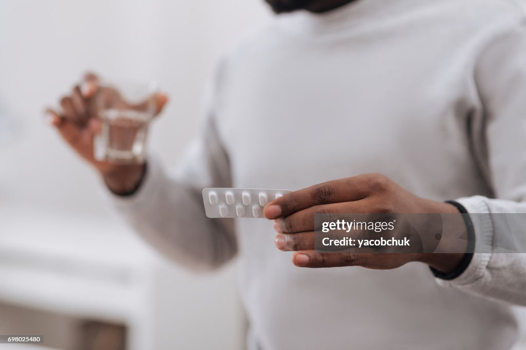 Selectieve aandacht van geneeskunde wordt in handen van een aardige volwassen man