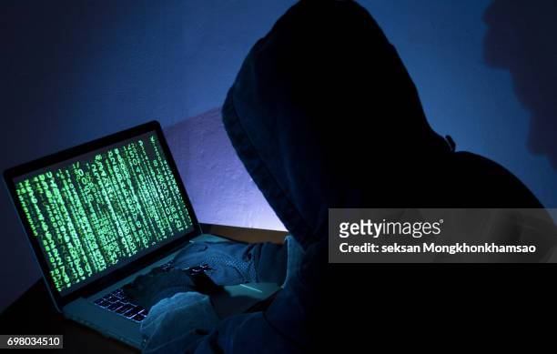 hacker attacking internet - computer hacker stockfoto's en -beelden