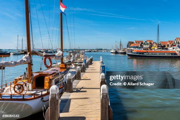 marina in volendam netherlands - volendam photos et images de collection
