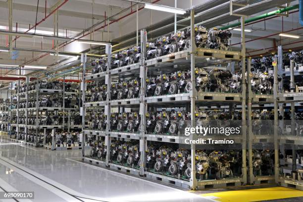 motores completados en la revista de la fábrica de automóviles - parte de un vehículo fotografías e imágenes de stock