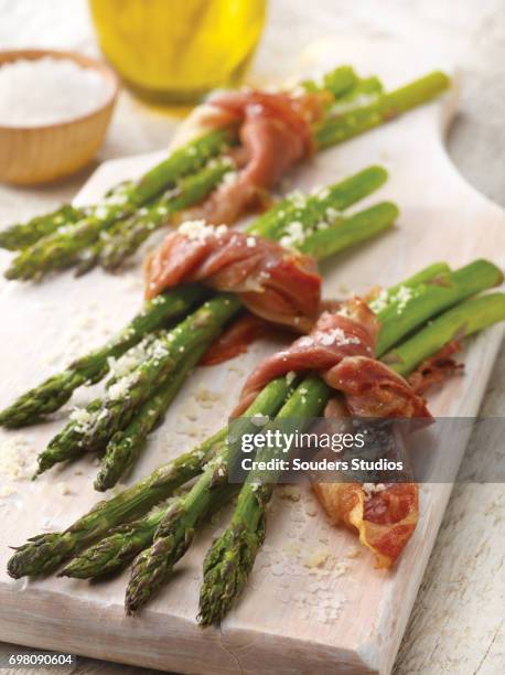 prosciutto asparagus - prosciutto wrapped stock pictures, royalty-free photos & images